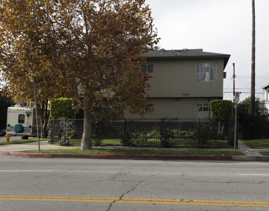 7107 Whitsett Ave in North Hollywood, CA - Building Photo