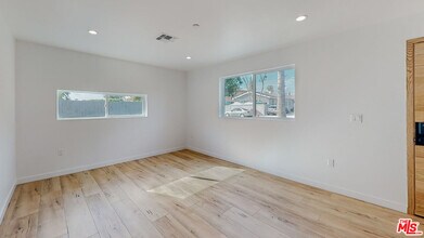 16010 Cantlay St-Unit -2 in Los Angeles, CA - Foto de edificio - Building Photo