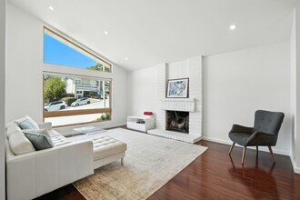 1281 Crestview Dr in San Carlos, CA - Building Photo - Building Photo