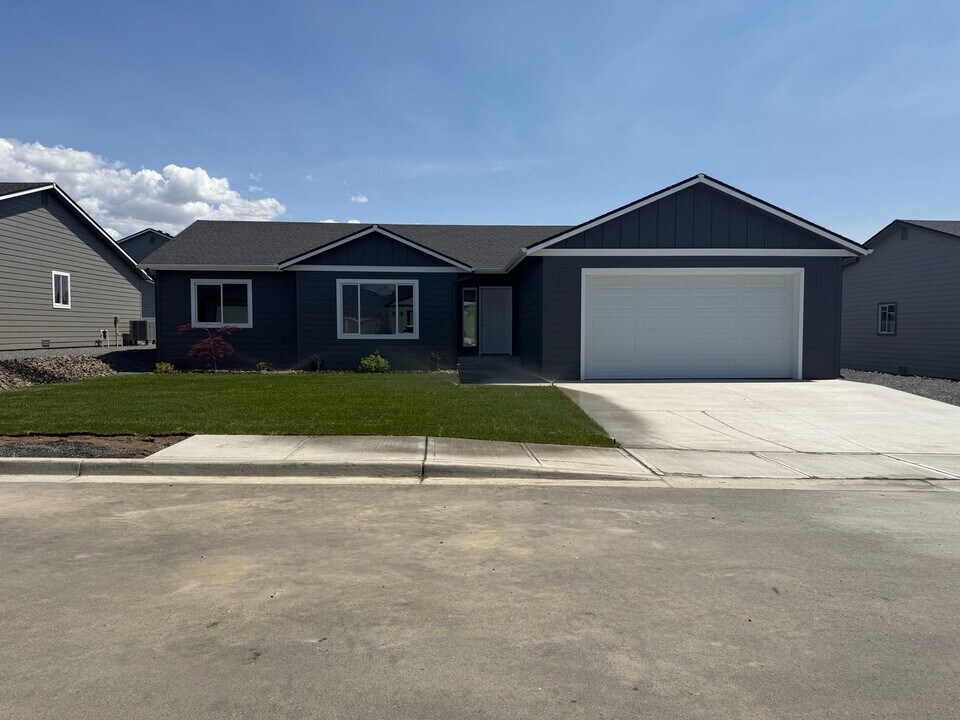 317 S Newton Ave in East Wenatchee, WA - Building Photo
