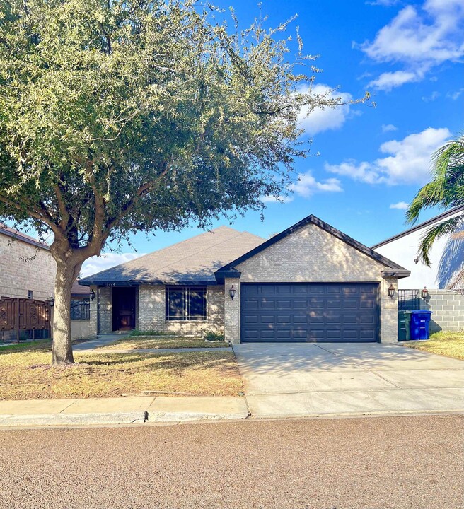 3718 Fuente Ln in Laredo, TX - Building Photo