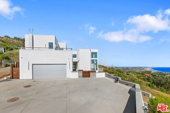 31351 Pacific Coast Hwy in Malibu, CA - Building Photo - Building Photo