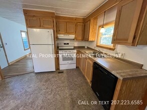 689 Oak Hill Rd in Standish, ME - Building Photo - Building Photo