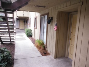 Chalmette Garden in Fresno, CA - Foto de edificio - Building Photo