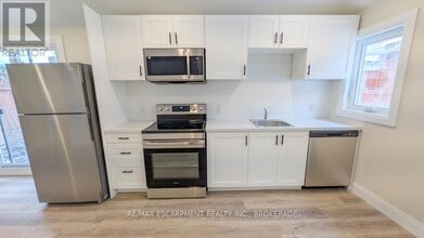 21 Fawell Ave in St Catharines, ON - Building Photo - Building Photo