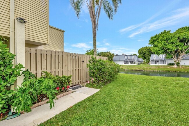 1586 Shaker Cir in Wellington, FL - Building Photo - Building Photo