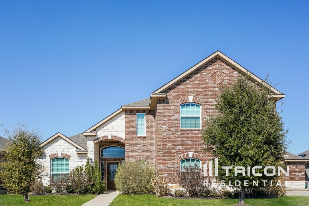 527 Meadow Springs Dr in Glenn Heights, TX - Building Photo