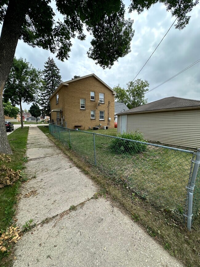 3161 N 76th St in Milwaukee, WI - Building Photo - Building Photo