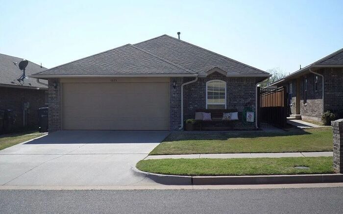 1025 Switzerland Ave in Yukon, OK - Foto de edificio