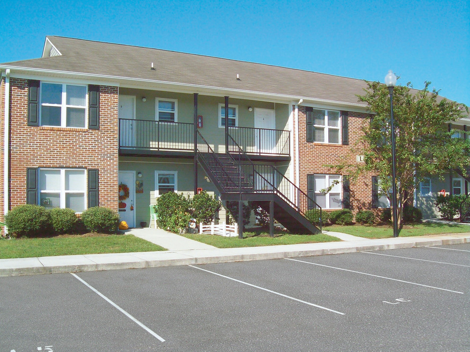 North Chase Apartments in Wilmington, NC - Building Photo