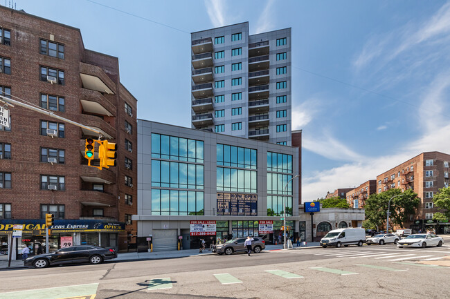 Kew Gardens Tower in Kew Gardens, NY - Foto de edificio - Building Photo