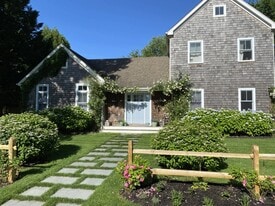 35 Cove Dr in Sag Harbor, NY - Building Photo