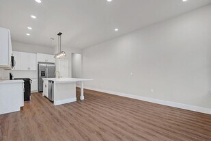 112 S San Jacinto St, Unit A in Conroe, TX - Building Photo