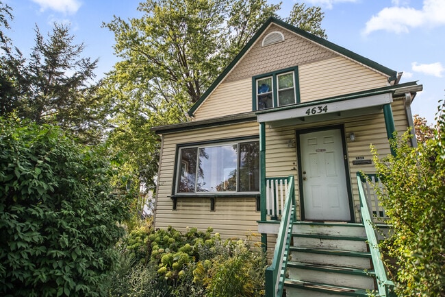 property at 4634 N Kennicott Ave