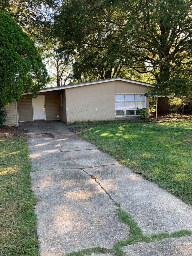 1400 E Audubon Rd in Montgomery, AL - Foto de edificio - Building Photo