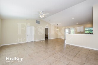 12246 Helios Ave in Port Charlotte, FL - Foto de edificio - Building Photo