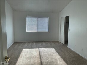 1632 Indian Cove Ln in Las Vegas, NV - Foto de edificio - Building Photo