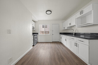 6940 Woodley Ave, Unit 2 in Van Nuys, CA - Building Photo - Building Photo
