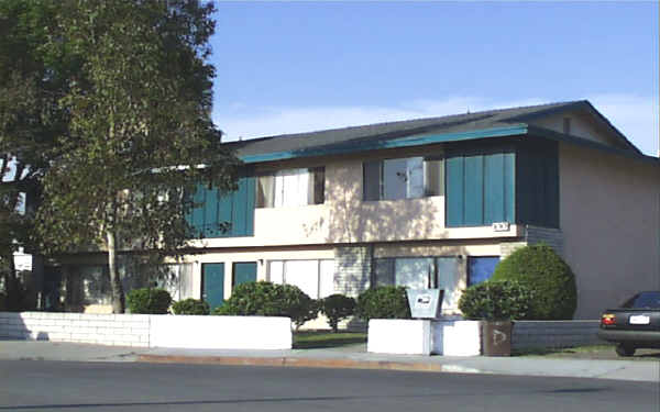 100 S Lincoln Ave in Fullerton, CA - Foto de edificio