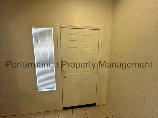 5016 Shadow Lake Dr in Bakersfield, CA - Building Photo - Building Photo