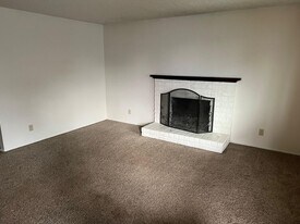 5040 E St in Springfield, OR - Building Photo