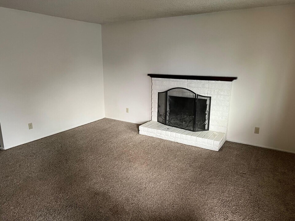 5040 E St in Springfield, OR - Building Photo