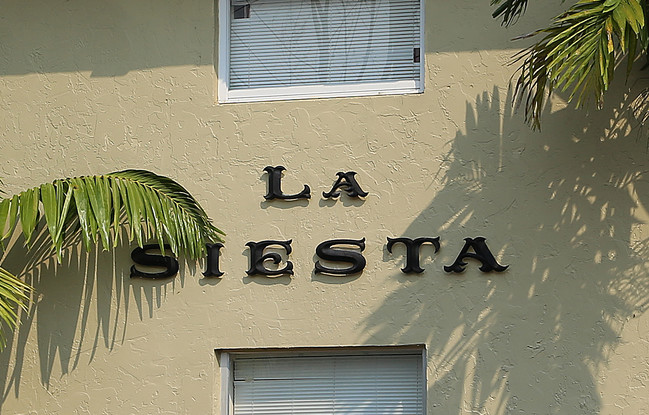 La Siesta in Fort Lauderdale, FL - Foto de edificio - Building Photo