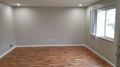 100 W Harwood Ave in Madison Heights, MI - Building Photo - Building Photo