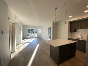 120 Jensen Ave W in Parksville, BC - Building Photo - Building Photo