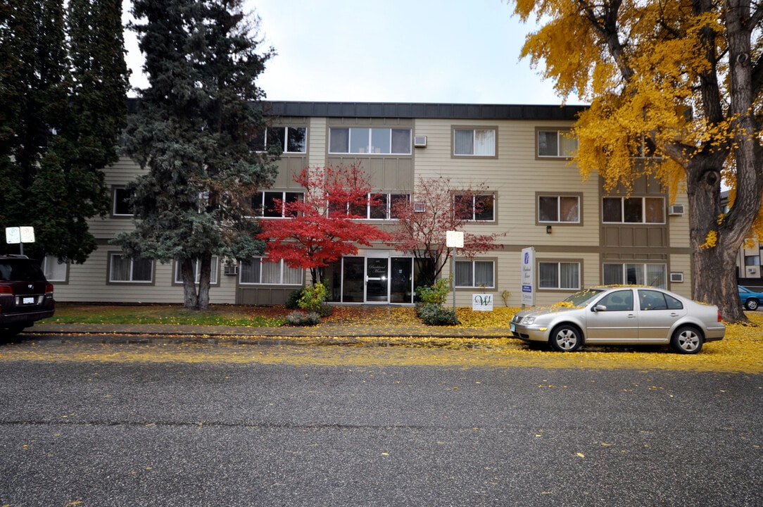 Buckland Manor Apartments in Kelowna, BC - Building Photo