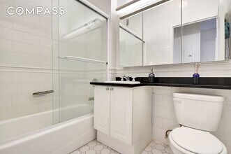 350 E 82nd St, Unit 11B in New York, NY - Building Photo - Building Photo