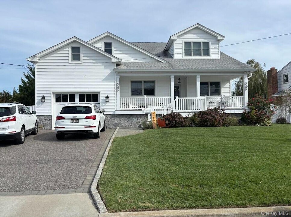 69 S Bay Ave in Massapequa, NY - Foto de edificio
