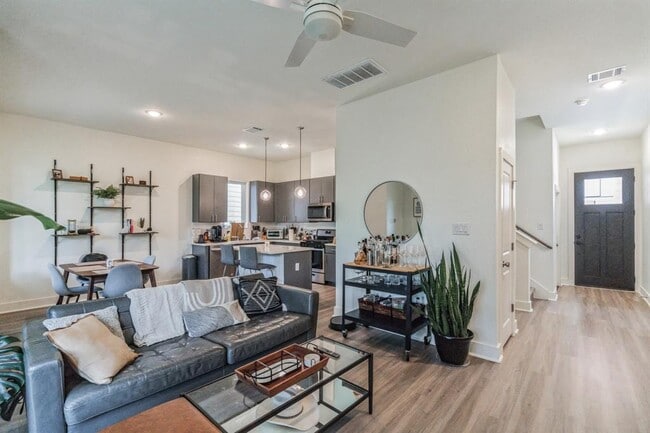 5816 Sutherlin Rd in Austin, TX - Foto de edificio - Building Photo