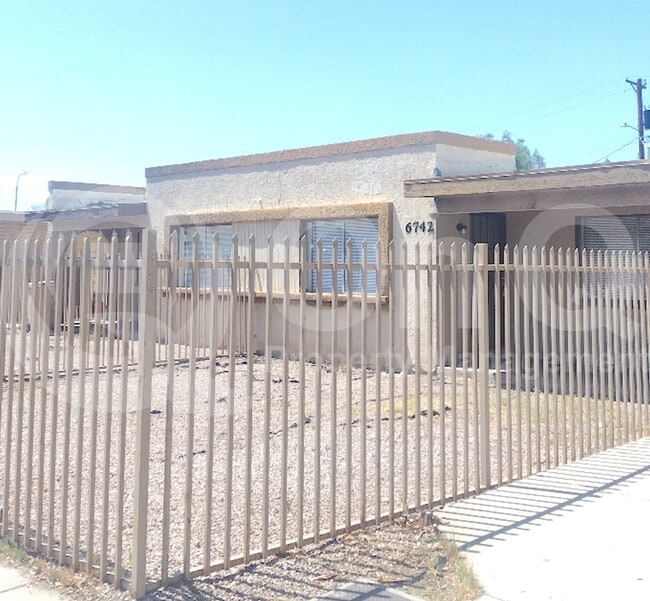 6742 W Palmaire Ave in Glendale, AZ - Building Photo - Building Photo
