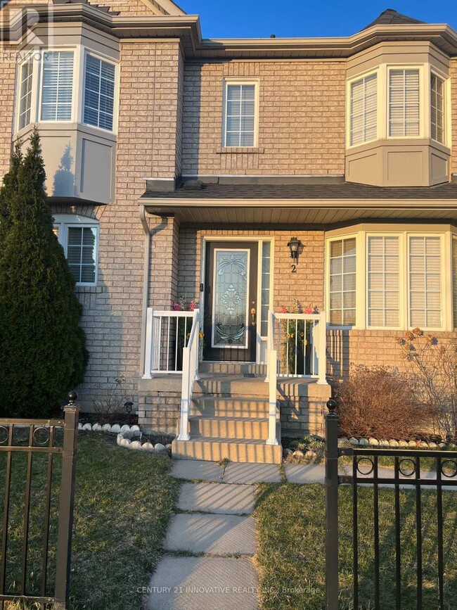 2 Tracey Ct in Whitby, ON - Building Photo - Building Photo