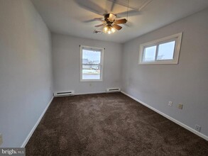 212 Allendale Dr in Morrisville, PA - Building Photo - Building Photo