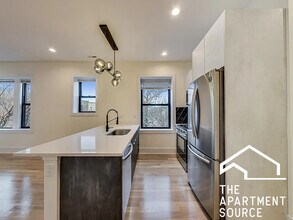 2551 W Hirsch St in Chicago, IL - Building Photo - Building Photo