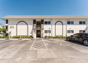 1720 NW 37th St in Oakland Park, FL - Building Photo - Building Photo