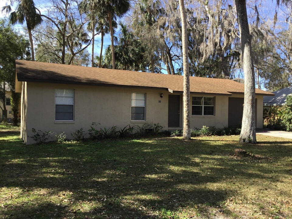 430 Desoto Ave in De Leon Springs, FL - Foto de edificio