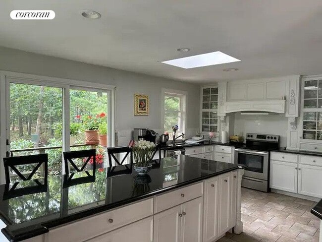 25 Washington Ave in East Hampton, NY - Building Photo - Building Photo