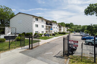 Portfolio of 8 Residential Condos in Oxon Hill, MD - Foto de edificio - Building Photo