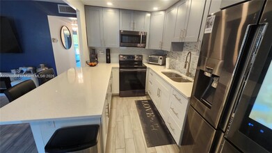 2043 Harwood D in Deerfield Beach, FL - Building Photo - Building Photo