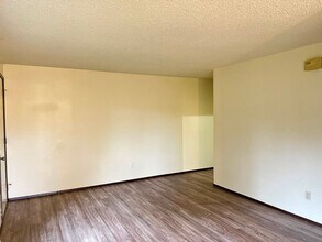 410-416 SE 7th Ave in Mill City, OR - Building Photo - Building Photo