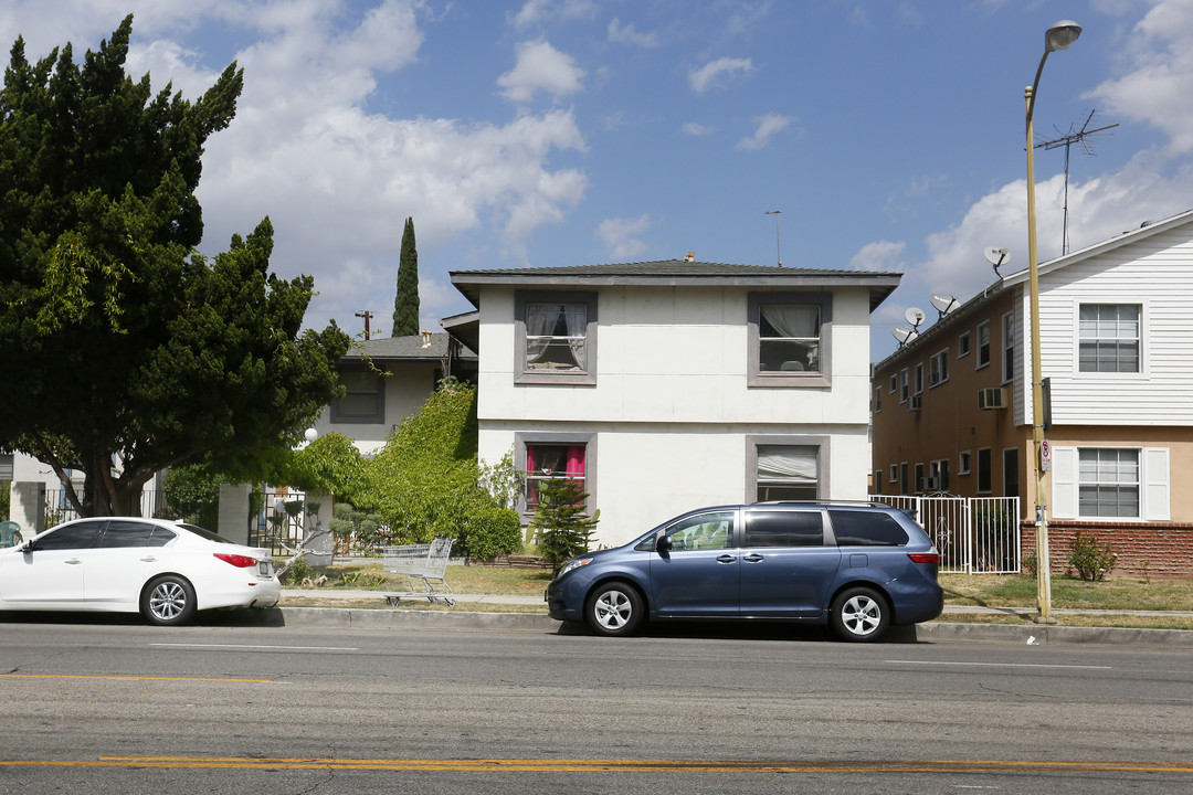 20527 Vanowen St in Winnetka, CA - Building Photo