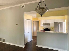 4949 Hamilton Wolfe in San Antonio, TX - Building Photo - Building Photo