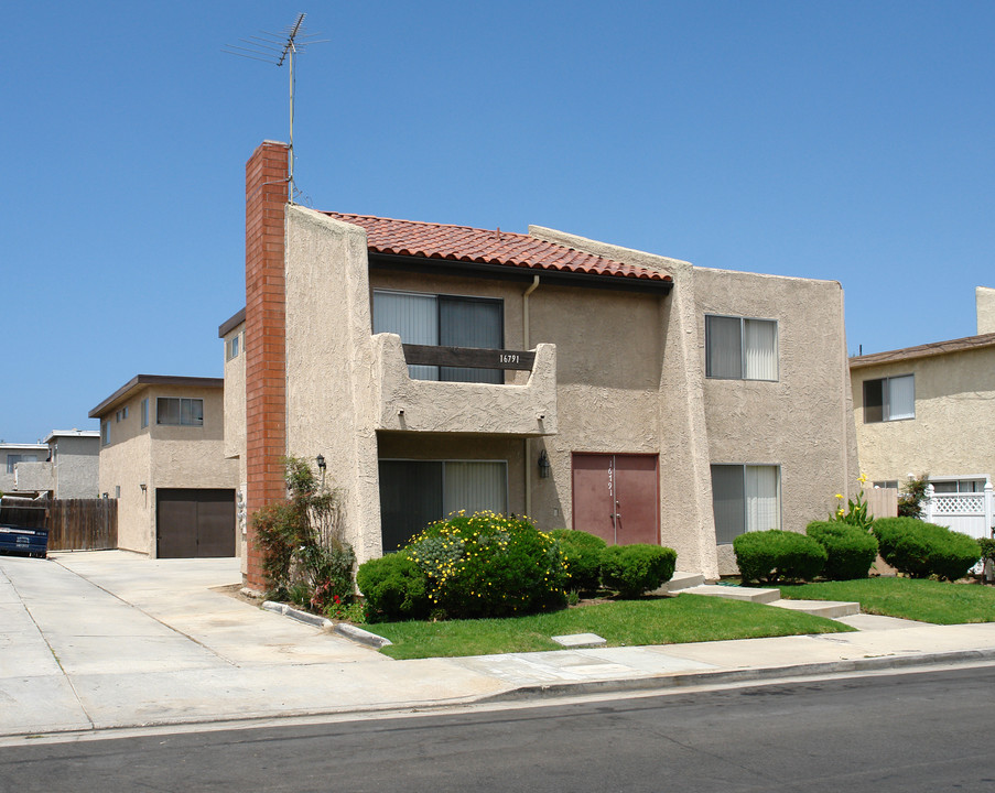 16791 Hoskins St in Huntington Beach, CA - Foto de edificio