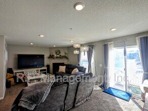 7557 Woods Edge Blvd in Circle Pines, MN - Building Photo - Building Photo