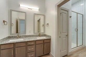 Valor at the Realm in Lewisville, TX - Foto de edificio - Building Photo