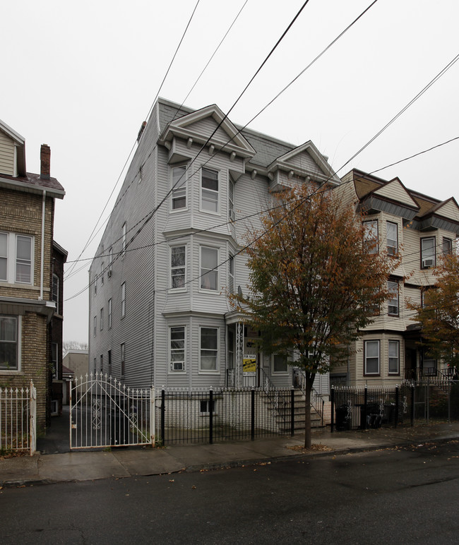 377 N 6th St in Newark, NJ - Foto de edificio - Building Photo