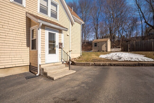 39 Frairy St-Unit -B in Medfield, MA - Building Photo - Building Photo